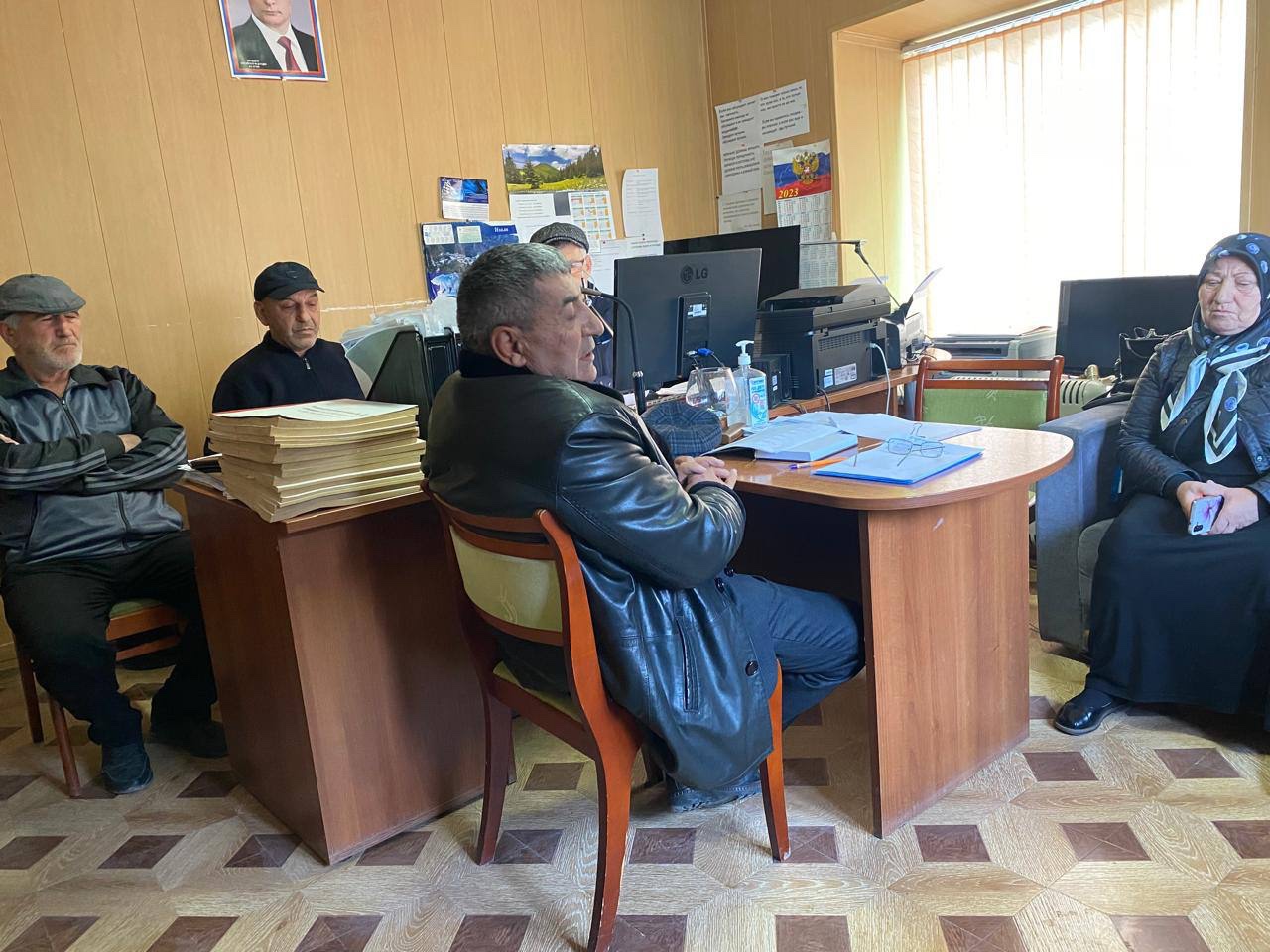 Выездное совещание с директором и зам . главы сельского поселения в сел. Игали с социальными работниками.